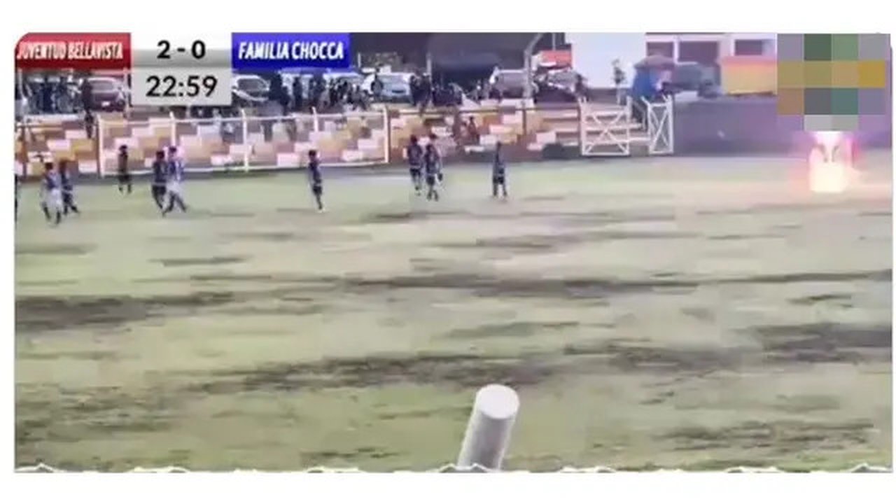 Sambaran petir di Peru, yang mengenai para pemain sepak bola di lapangan. (sumber: X/@nexta_tv)