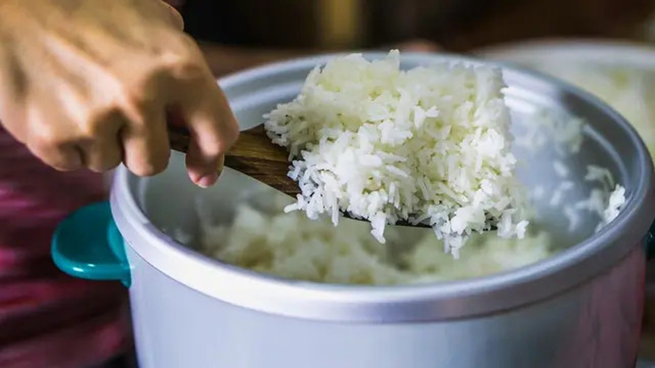 Ilustrasi menanak nasi. (Foto: Freepik)