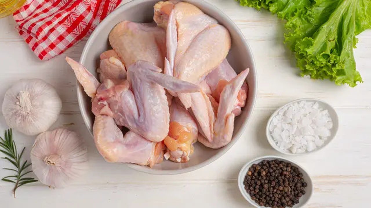 Ilustrasi daging ayam/copyright freepik.com/jcomp