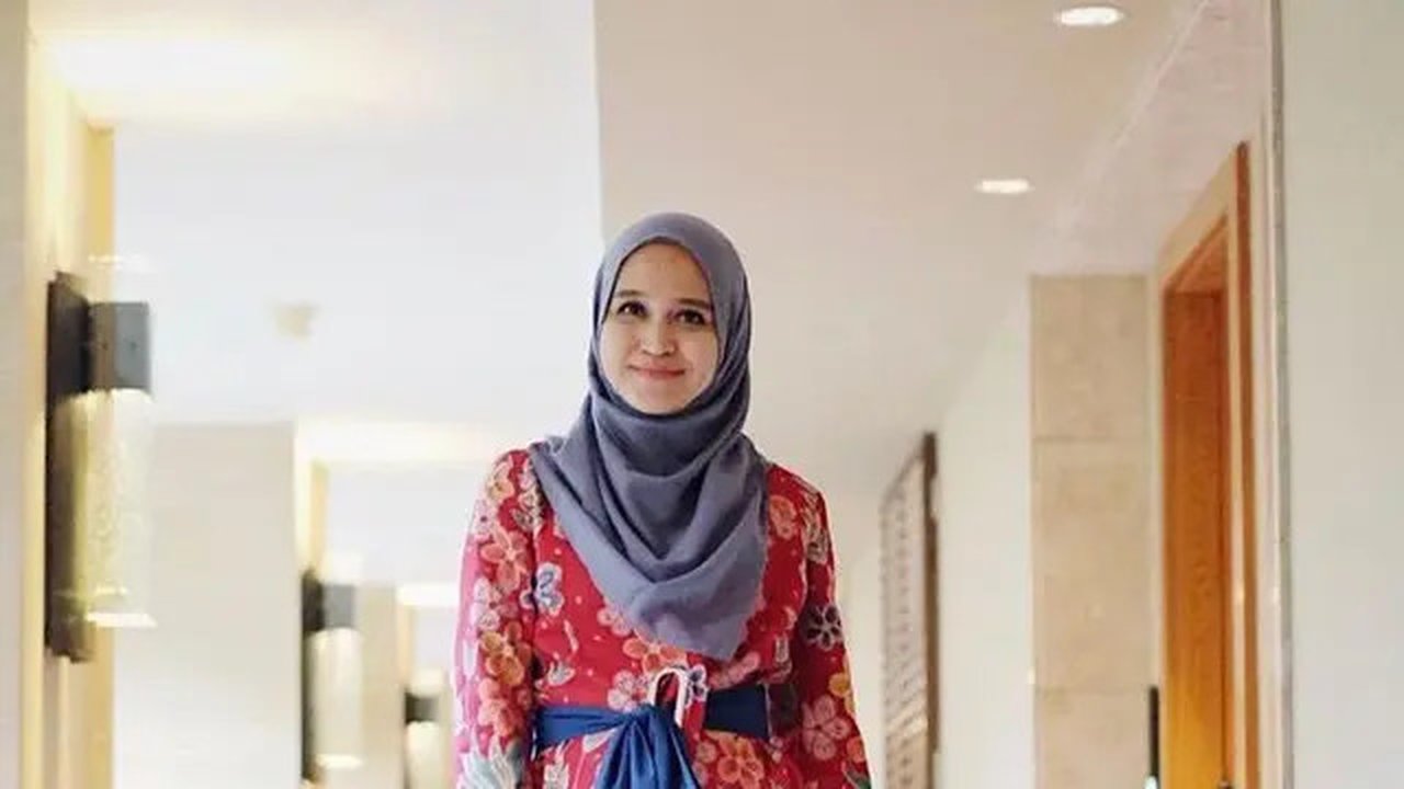 Perpaduan outer kimono batik dengan rok plisket ini pun tak kalah stylish untuk oufit kantor. (Instagram/amandahhartantobatik).