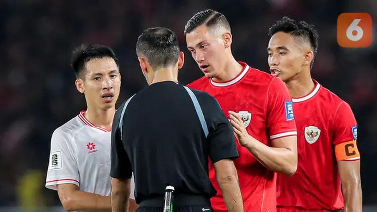 Bek Timnas Indonesia, Jay Idzes (tengah) dan Rizky Ridho memprotes keputusan wasit Salman Ahmad Falahi saat menghadapi Vietnam pada laga Grup F kualifikasi Piala Dunia 2026 Zona Asia di St
