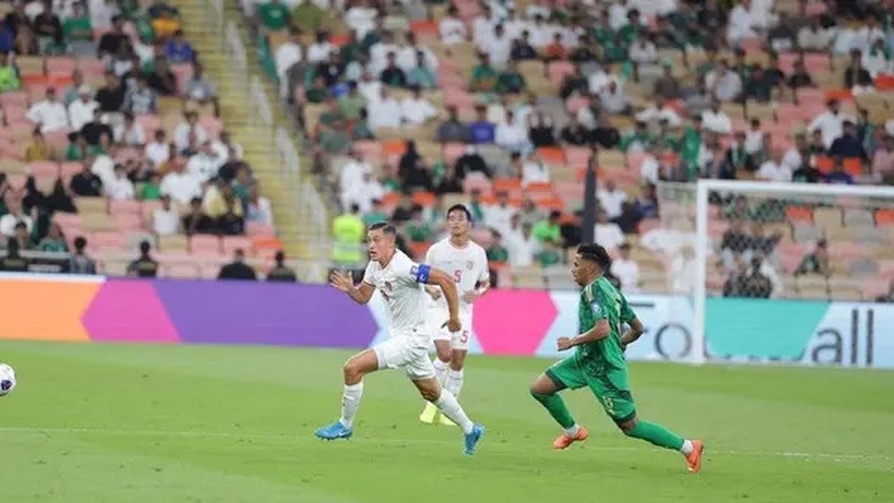 Jay Idzes menjadi kapten saat Timnas Indonesia meraih hasil imbang 1-1 di kandang Timnas Arab Saudi dalam laga pertama Kualifikasi Piala Dunia 2026, Jumat (6/9/2024). (Instagram/jayidzes)