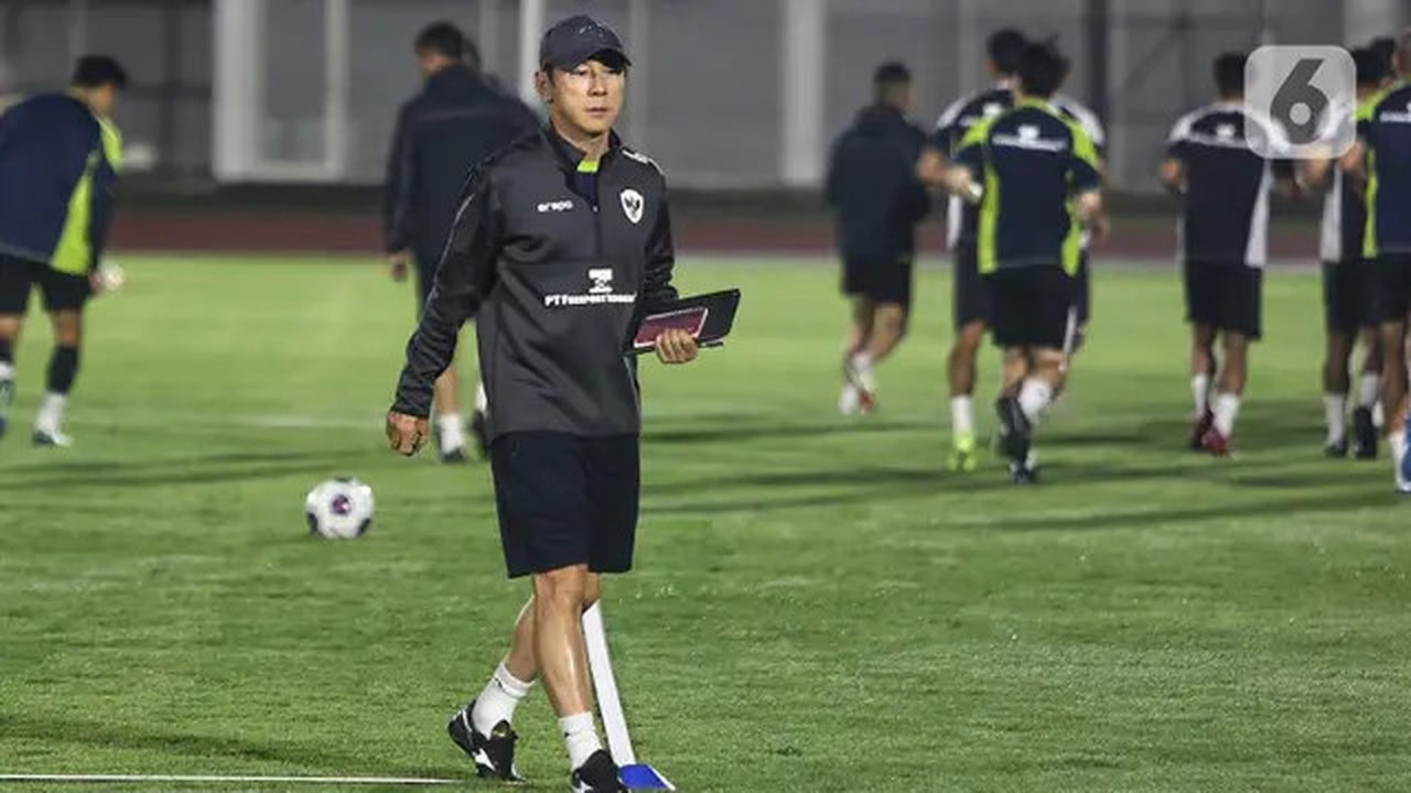Pelatih timnas Indonesia, Shin Tae-yong saat memimpin langsung latihan kedua tim Garuda. (Liputan6.com/Angga Yuniar)