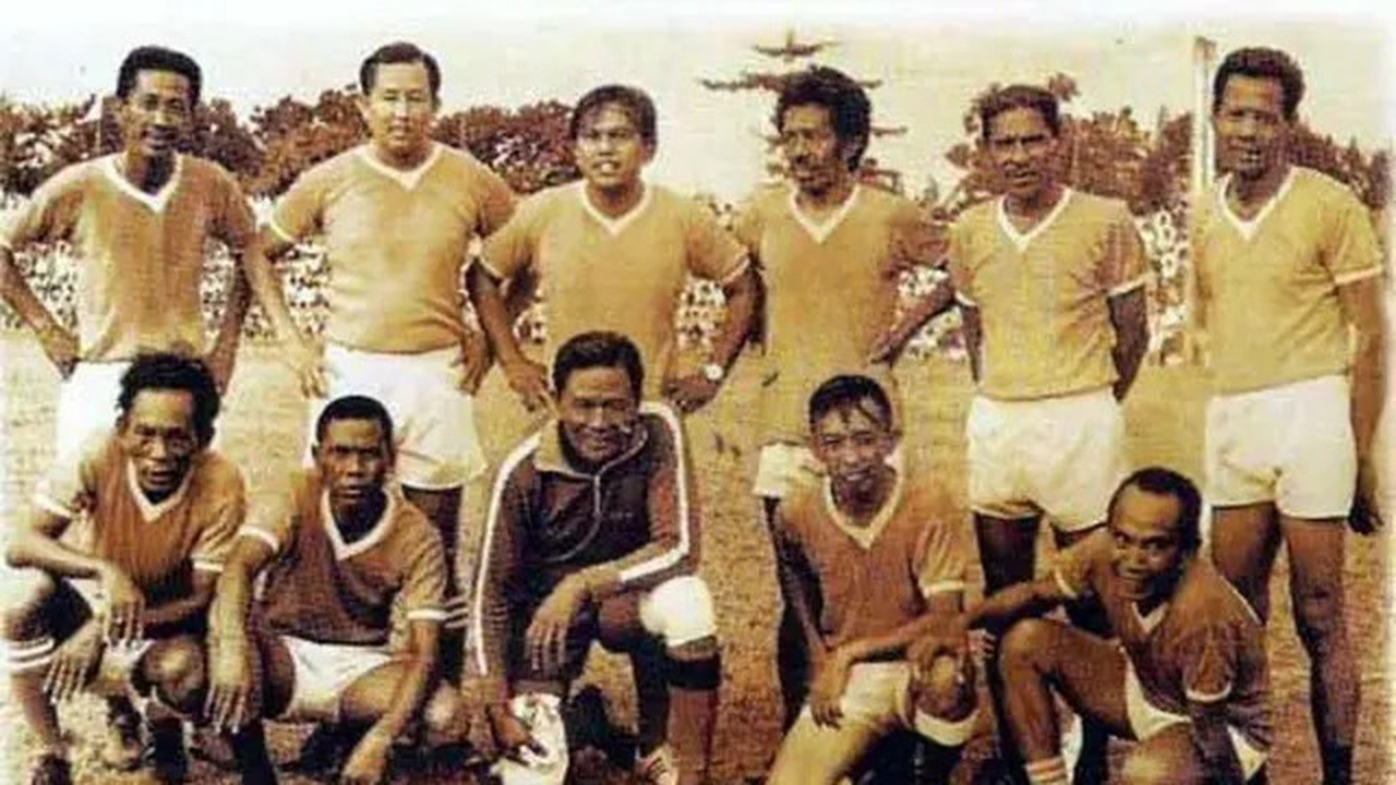 PSM Makassar pada saat era perserikatan 1960, di mana Andi Ramang dan Suwardi Arlan menjadi pemain andalan. (Bola.com/Abdi Satria)