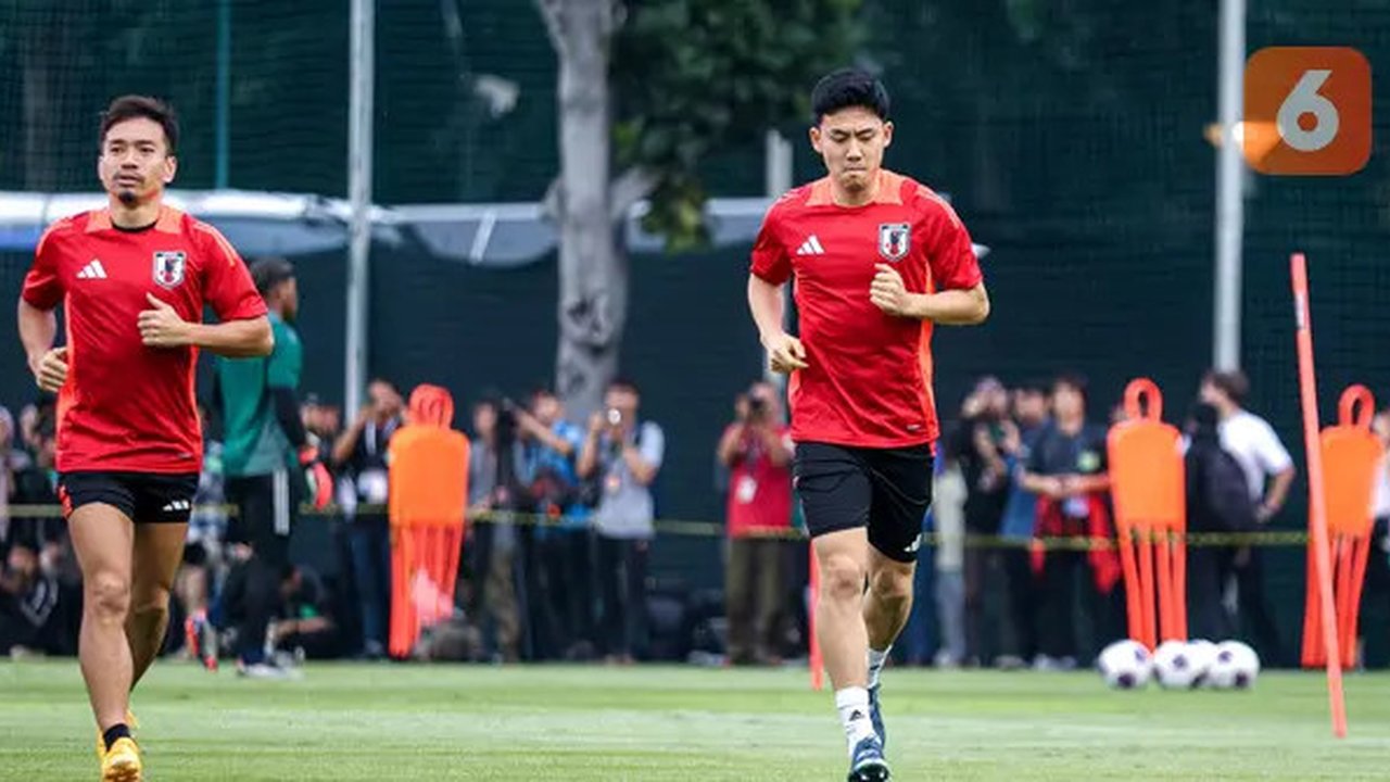 Kapten Timnas Jepang, Wataru Endo (kanan) dan bek senior Yuto Nagatomo menjalani latihan di Lapangan A, Gelora Bung Karno, Jakarta, Rabu (13/11/2024). (Bola.com/Bagaskara Lazuardi)