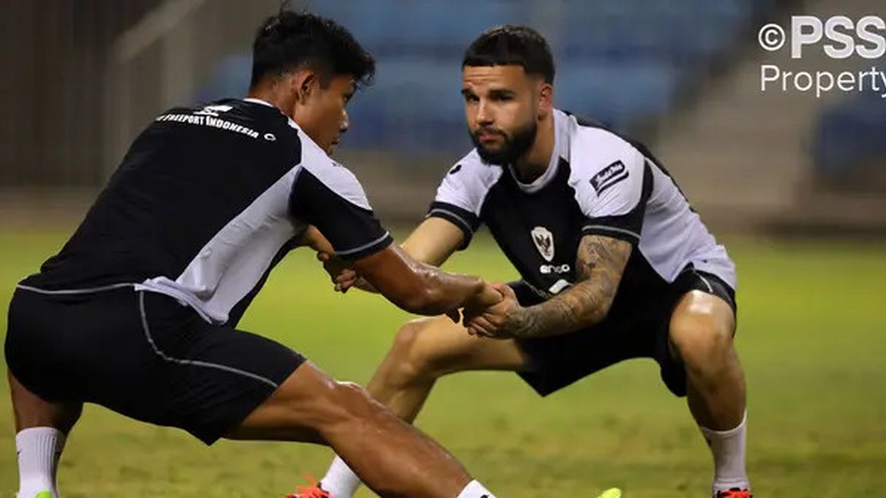 Pemain Timnas Indonesia, Calvin Verdonk (kanan) melakukan pemanasan bersama Wahyu Prasetyo saat mengikuti latihan menjelang laga Kualifikasi Piala Dunia 2026 melawan Bahrain di Hamad Town