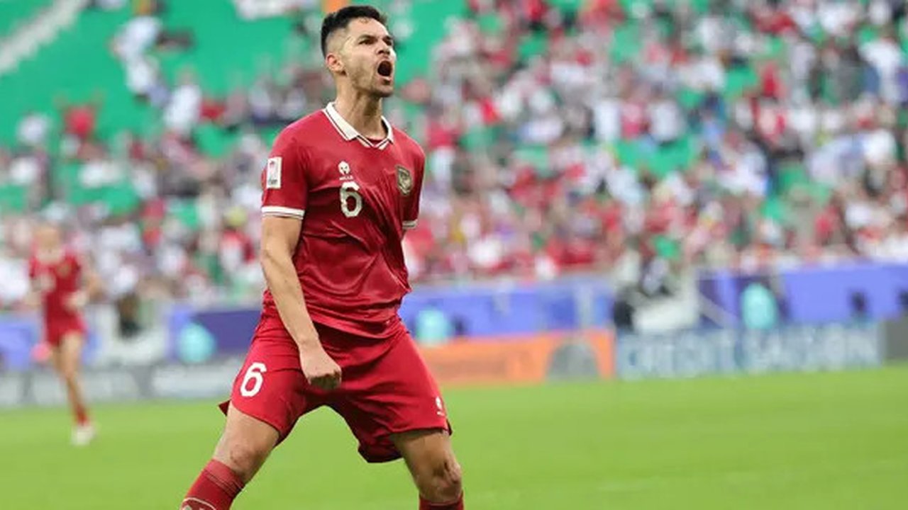 Ekspresi kebanggaan Sandy Walsh usai mencetak gol pertamanya untuk Timnas indonesia. Gol itu dicetak ke gawang Timnas Jepang dalam laga Grup D Piala Asia 2023, Rabu (24/1/2024). (Bola.com/Giu