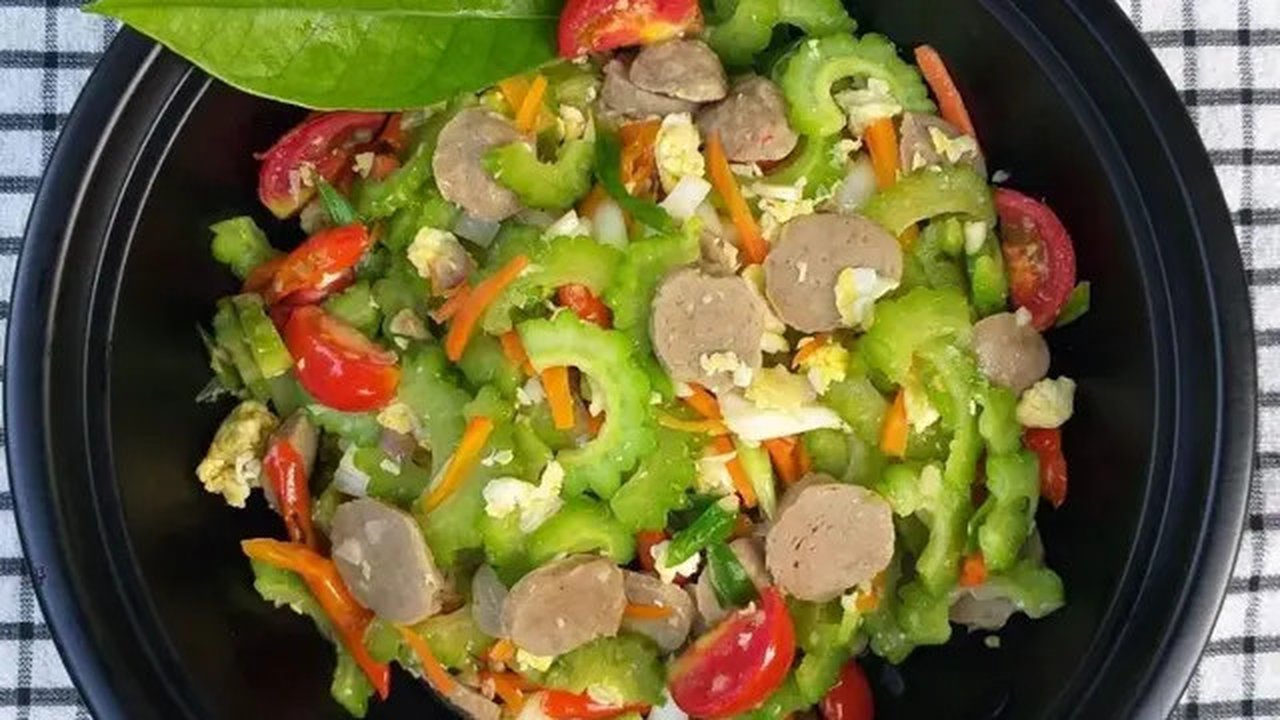 Orak-arik bakso, pare, dan wortel. (Liputan6.com/IG/masakdeweofficial)