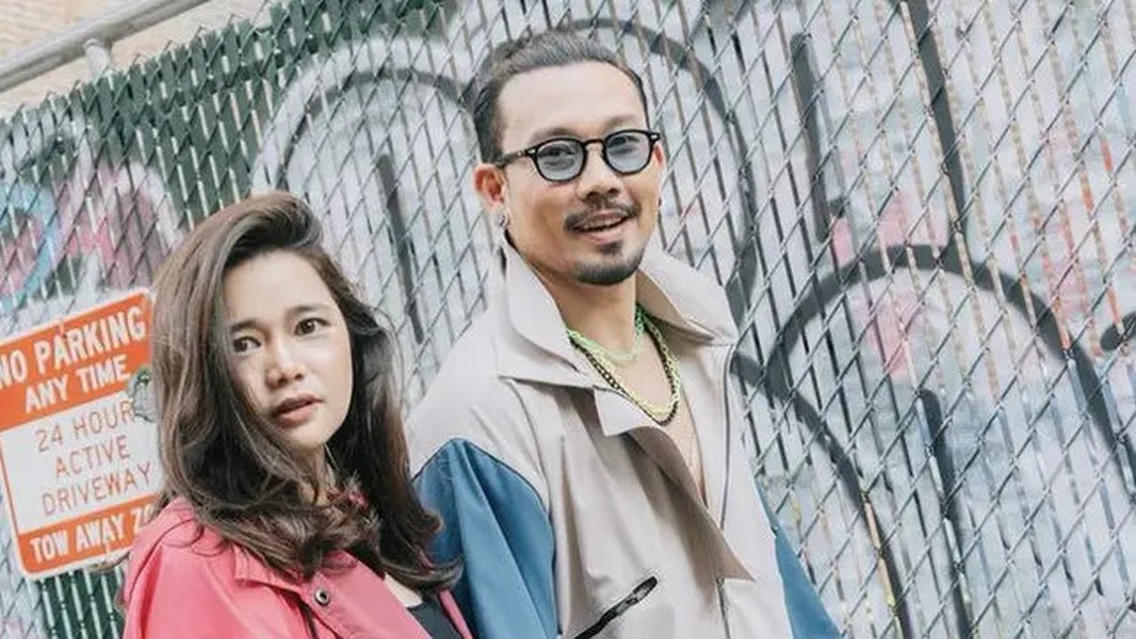 Denny dan Olivia juga kompak mengenakan coat saat liburan. [@oliviasumargo]