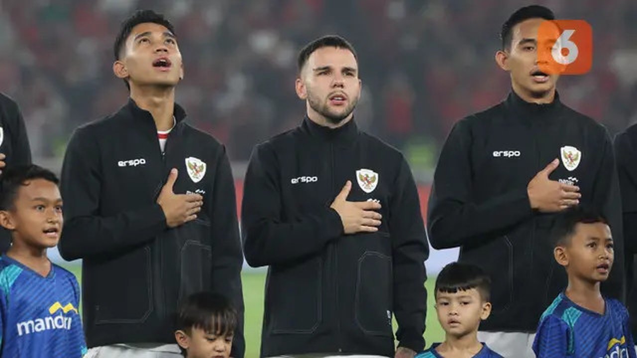 Para pemain starting XI Timnas Indonesia (dari kiri) Marselino Ferdinan, Calvin Verdonk dan Rizky Ridho berbaris menyanyikan lagu kebangsaan Indonesia Raya sebelum dimulainya pada menghada