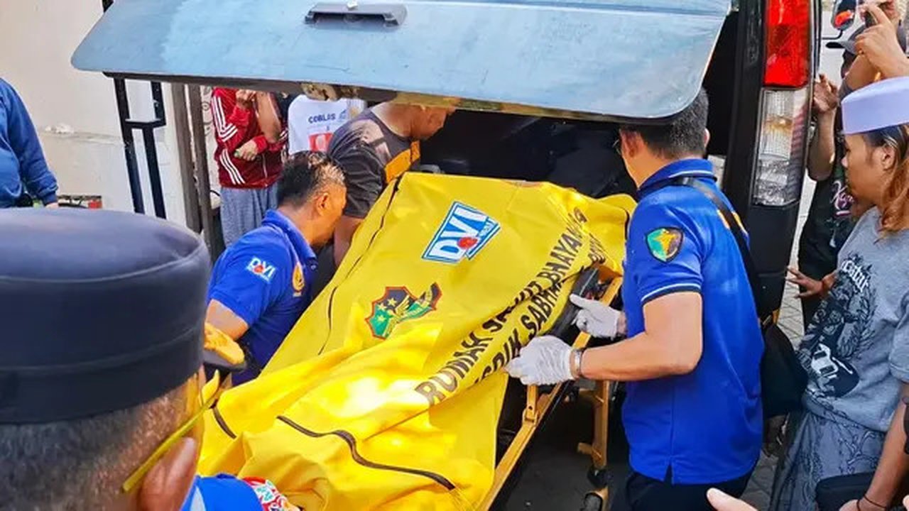 Petugas membawa jasad seorang ibu yang dibunuh anak kandungnya sendiri di Sidoarjo. (Liputan6.com/ Dian Kurniawan)