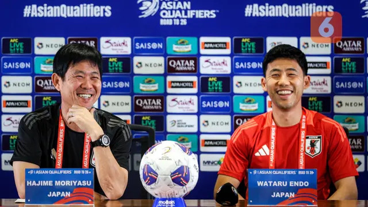 Pelatih Timnas Jepang Hajime Moriyasu dan sang kapten, Wataru Endo mengikuti sesi konferensi pers jelang laga melawan Timnas Indonesia di Stadion Utama Gelora Bung Karno, Jakarta, Kamis (14/1