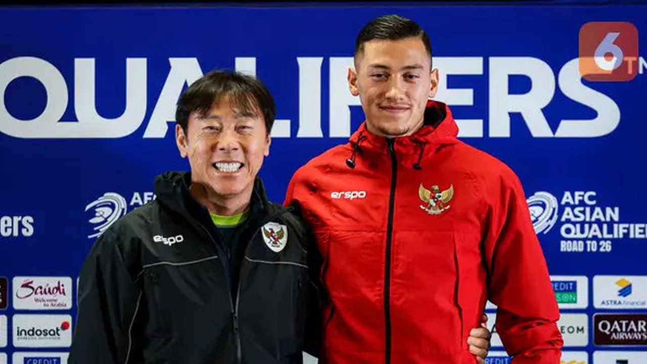 Pelatih Timnas Indonesia Shin Tae-yong dan sang bek andalan Jay Idzes saat mengikuti sesi konferensi pers di Stadion Utama Gelora Bung Karno, Jakarta, Kamis (14/11/2024). (Bola.com/Bagaskara