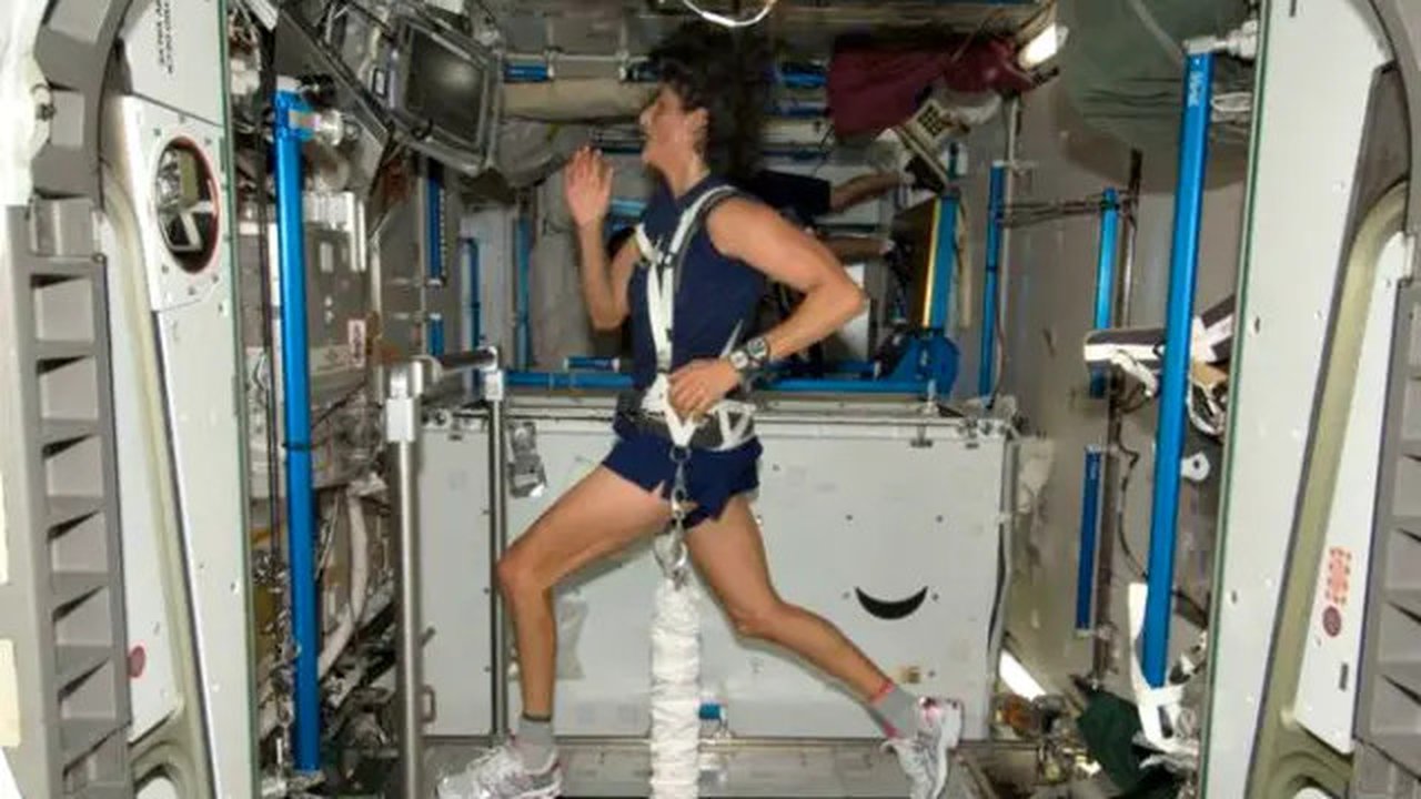 Astronot NASA ini mengikuti Marathon ketika berada di ISS pada 2007. (Sumber BBC)