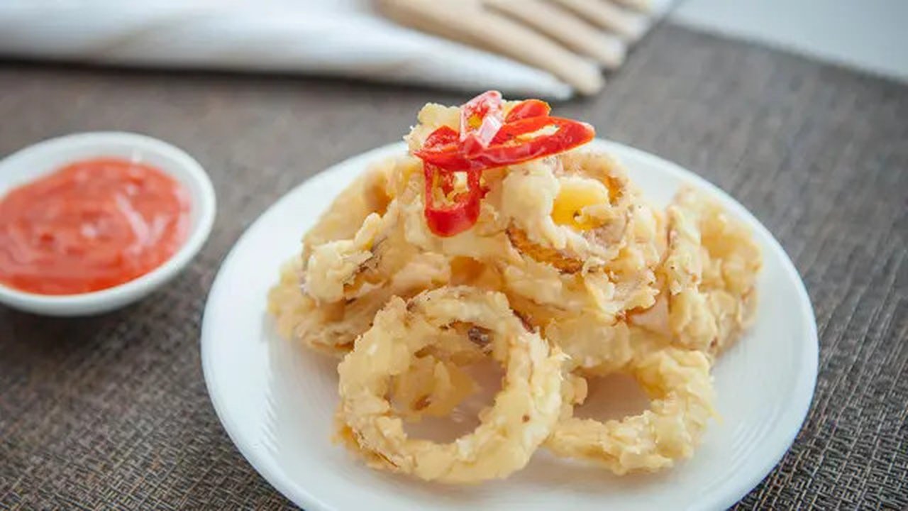ilustrasi cumi goreng renyah gurih/copyright freepik.com/Satria Setiawan