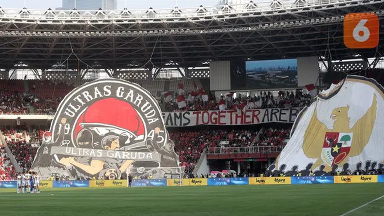 Spanduk raksasa dibentangkan suporter Indonesia, Ultras Garuda saat Timnas Indonesia menghadapi Irak pada laga Grup F putaran kedua Kualifikasi Piala Dunia 2026 zona Asia di Stadion Utama
