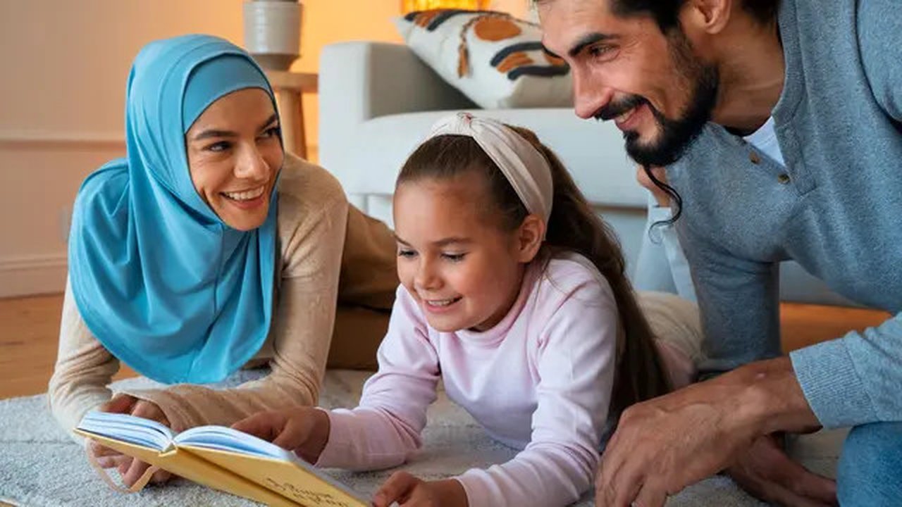 Ilustrasi orang tua dan anak, muslim. (Image by Freepik)