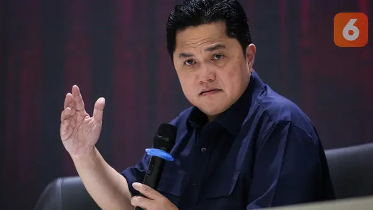 Ketua Umum PSSI, Erick Thohir memberikan keterangan kepada wartawan saat konferensi pers perihal Satgas PSSI yang berlangsung di GBK Arena, Senayan, Jakarta, Jumat (28/04/2023). (Bola.com/