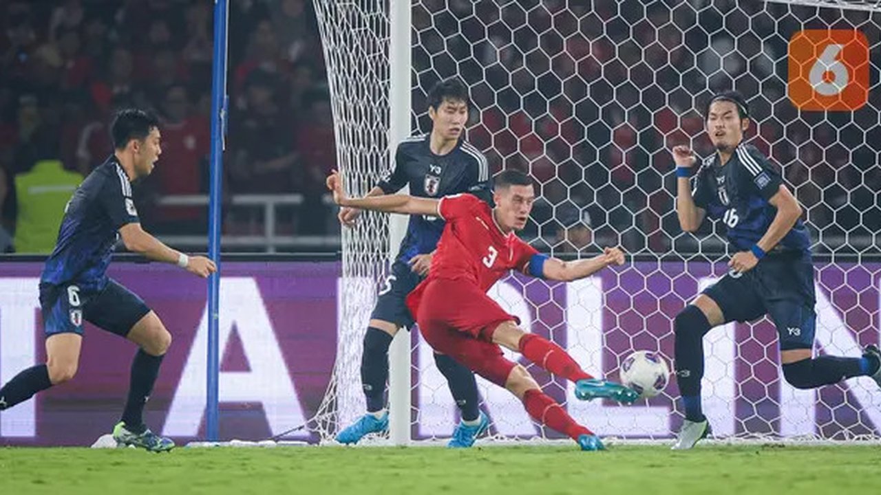Pemain Timnas Indonesia, Jay Idzes, melepaskan tendangan saat melawan Jepang pada Kualifikasi Piala Dunia 2026 Zona Asia di Stadion Gelora Bung Karno, Senayan, Jakarta, Jumat (15/11/2024)