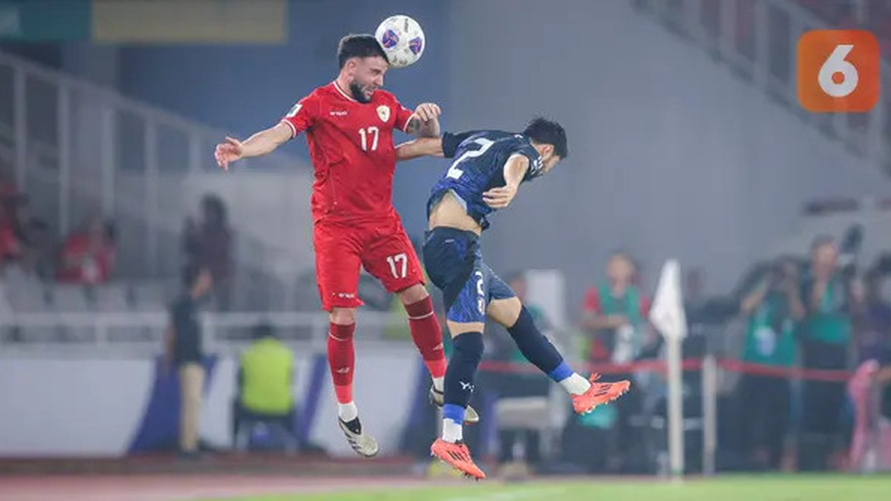 Pemain Timnas Indonesia, Calvin Verdonk, duel udara dengan pemain Jepang,Yukinari Sugawara, pada Kualifikasi Piala Dunia 2026 Zona Asia di Stadion Gelora Bung Karno, Senayan, Jakarta, Jumat