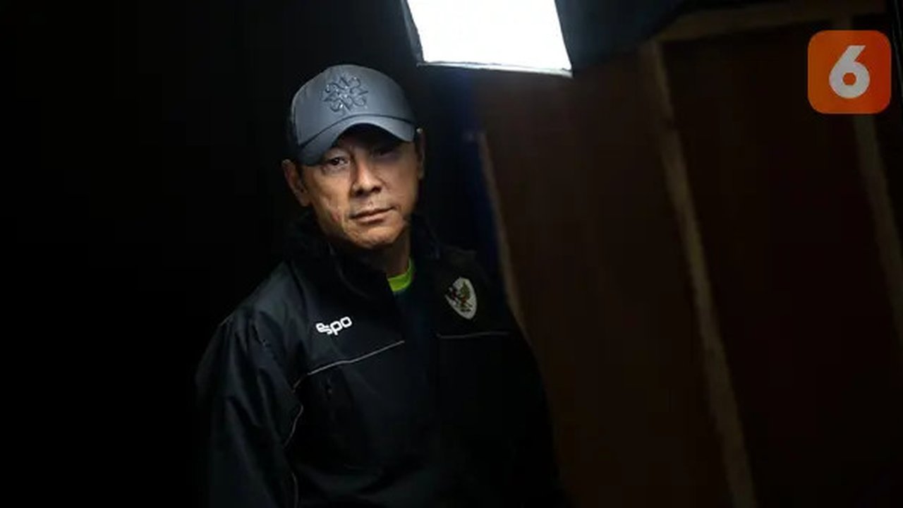 Pelatih Timnas Indonesia, Shin Tae-yong saat bersiap melakukan konferensi pers menjelang laga lanjutan putaran ketiga Kualifikasi Piala Dunia 2026 melawan Jepang di Stadion Utama Gelora Bu