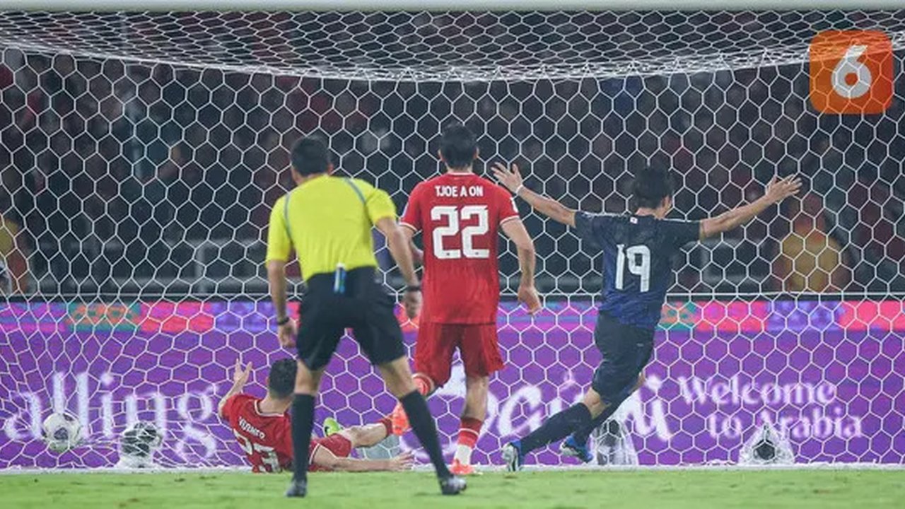 Pemain Timnas Indonesia, Justin Hubner, melakukan gol bunuh diri saat melawan Jepang pada Kualifikasi Piala Dunia 2026 Zona Asia di Stadion Gelora Bung Karno, Senayan, Jakarta, Jumat (15/1