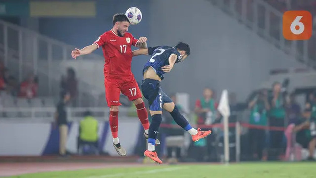 Pemain Timnas Indonesia, Calvin Verdonk berduel udara dengan pemain Jepang, Yukinari Sugawara pada laga lanjutan putaran ketiga Grup C Kualifikasi Piala Dunia 2026 di Stadion Utama Gelora