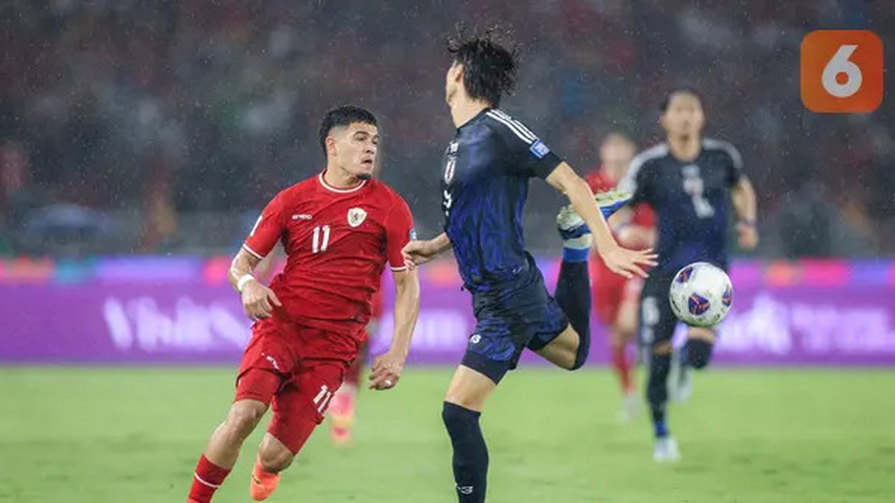 Striker Timnas Indonesia, Ragnar Oratmangoen saat melewati bek Timnas Jepang, Ko Itakura dalam laga putaran ketiga Kualifikasi Piala Dunia 2026, di SUGBK, Jakarta, Jumat (15/11/2024). (Bola.c