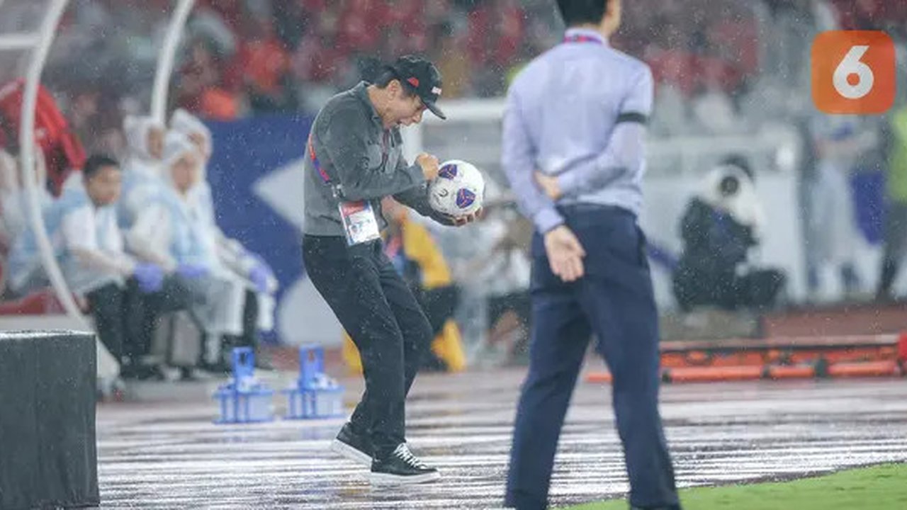 Shin Tae-yong pada pertandingan Timnas Indonesia melawan Jepang pada Kualifikasi Piala Dunia 2026 Zona Asia. (Bagaskara Lazuardi/Bola.com)