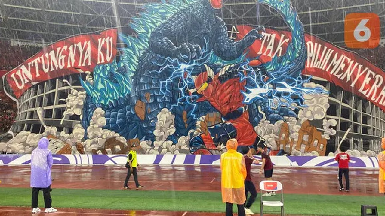 Koreo La Grande Indonesia bertema Godzilla Vs Gundala dalam laga Timnas Indonesia versus Jepang di Stadion Utama Gelora Bung Karno, Jakarta, Jumat (15/11/2024). (Bola.com/Abdul Aziz)