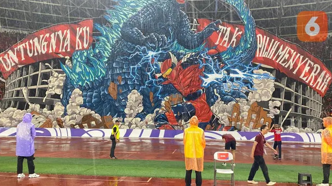 Koreo La Grande Indonesia bertema Godzilla Vs Gundala dalam laga Timnas Indonesia versus Jepang di Stadion Utama Gelora Bung Karno, Jakarta, Jumat (15/11/2024). (Bola.com/Abdul Aziz)