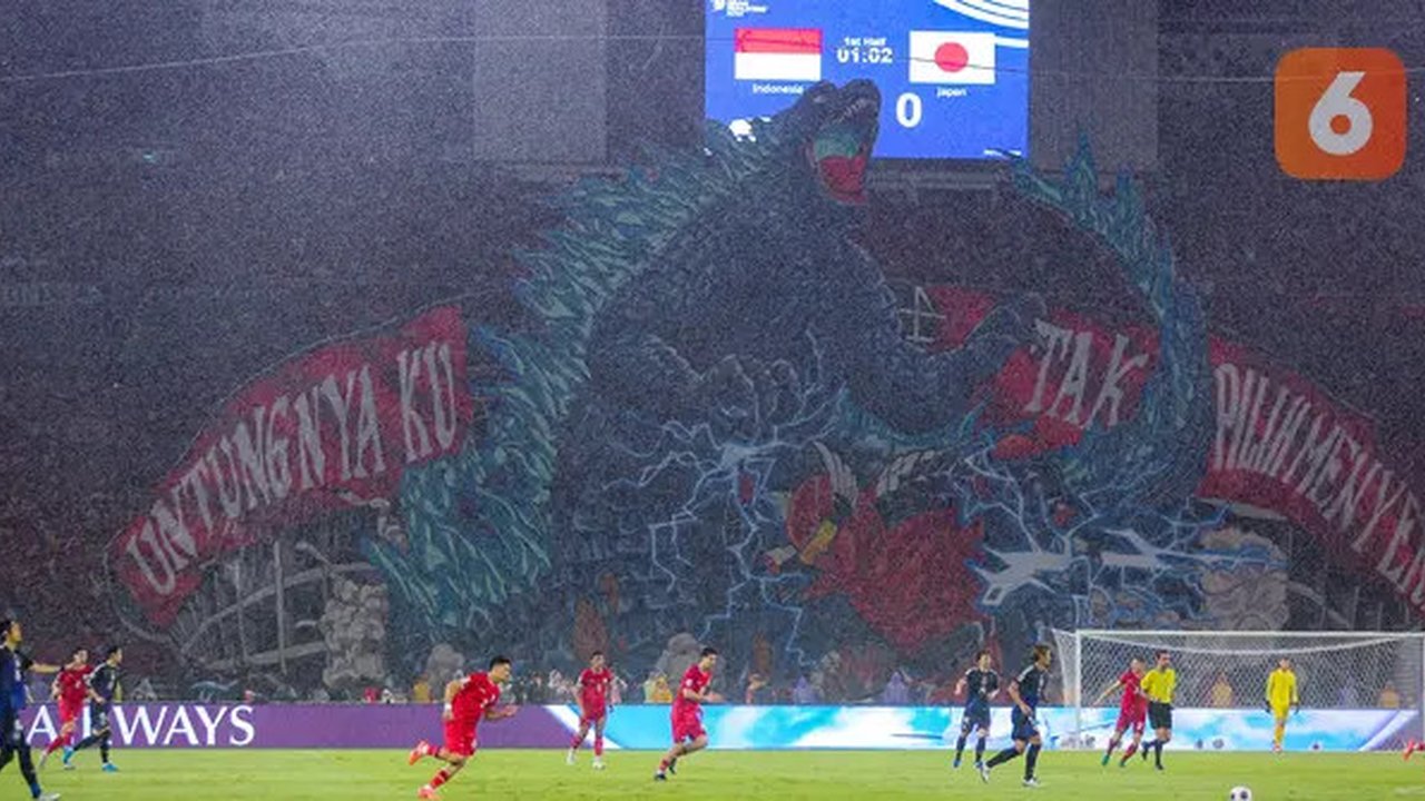 Koreografi raksasa dari suporter La Grande bergambar raksasa bergambarkan pertarungan antara Gundala dan Godzilla, serta tulisan 