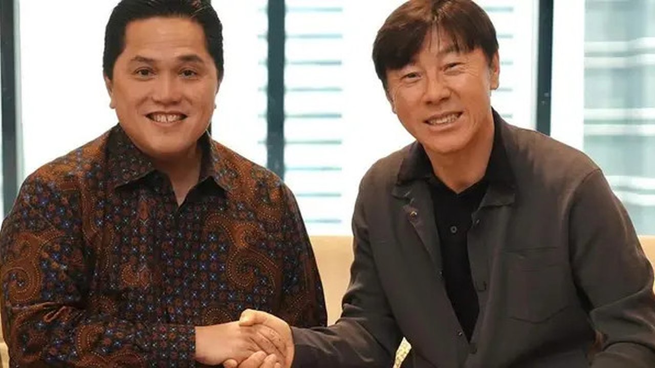 Ketua PSSI, Erick Thohir dengan pelatih Timnas Indonesia, Shin Tae-yong. (Bola.com/Dok.Instagram Erick Thohir).