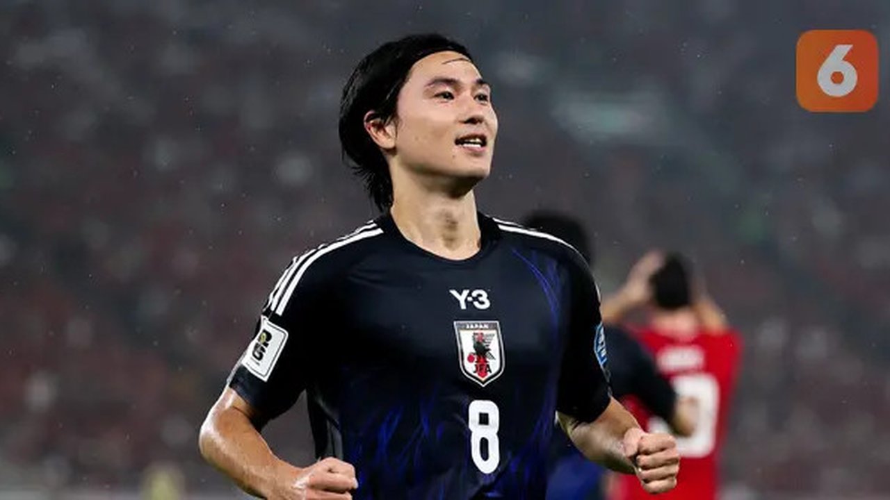 Pemain Timnas Jepang, Takumi Minamino, merayakan gol ke gawang Timnas Indonesia pada Kualifikasi Piala Dunia 2026 Zona Asia di Stadion Gelora Bung Karno, Senayan, Jakarta, Jumat (15/1