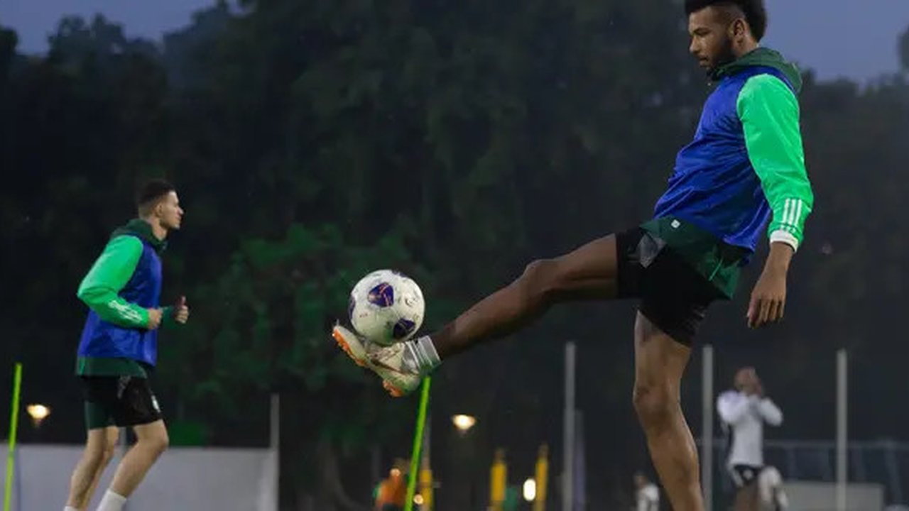 Timnas Arab Saudi menggelar latihan di Jakarta menjelang melawan Timnas Indonesia. (Bola.com/Dok.X Timnas Arab Saudi).