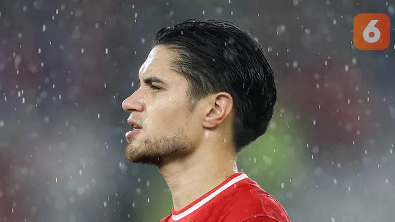 Pemain Timnas Indonesia, Kevin Diks menyanyikan lagu kebangsaan Indonesia Raya saat dimulainya laga lanjutan putaran ketiga Grup C Kualifikasi Piala Dunia 2026 melawan Jepang di Stadion Ut