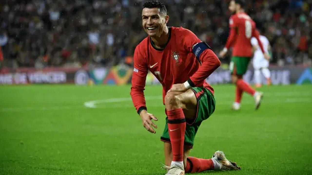 Reaksi penyerang Portugal, Cristiano Ronaldo (kiri), selama pertandingan UEFA Nations League, Liga A, Grup 1 antara Portugal dan Polandia di stadion Dragao di Porto, Sabtu dini hari WIB (1