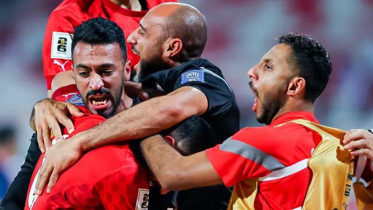 Namun, memasuki menit akhir pertandingan, wasit Ahmed Al Kaf asal Oman tak meniup peluit panjang meski 6 menit tambahan waktu telah berakhir. (Instagram Timnas Bahrain)