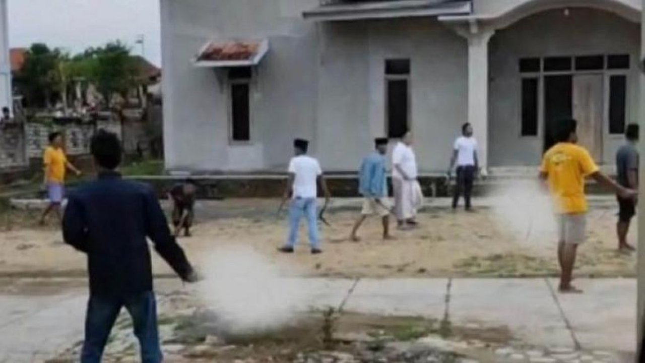 Kematian seorang pendukung calon bupati di Sampang akibat penyerangan oleh sekelompok orang menggunakan celurit disebut sebagai kasus kekerasan pertama sepanjang Pilkada 2024. Peristiwa itu menunjukkan bahwa konflik di sana "sudah berada di titik runcing dan rawan", menurut Perludem.