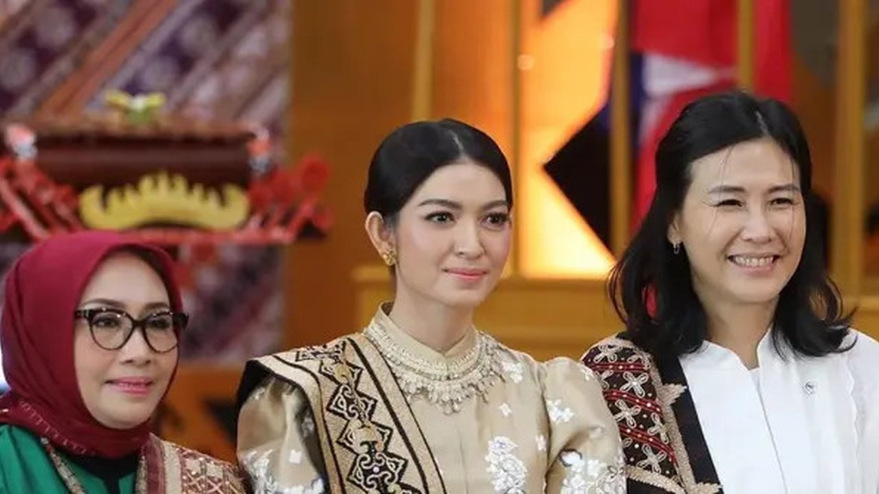 Gaya Serba Emas Selvi Ananda Hadiri Acara Amal, Curi Atensi Pakai Jam Tangan Rolex Rp226 Juta-an.  [@selvie_ananda_].