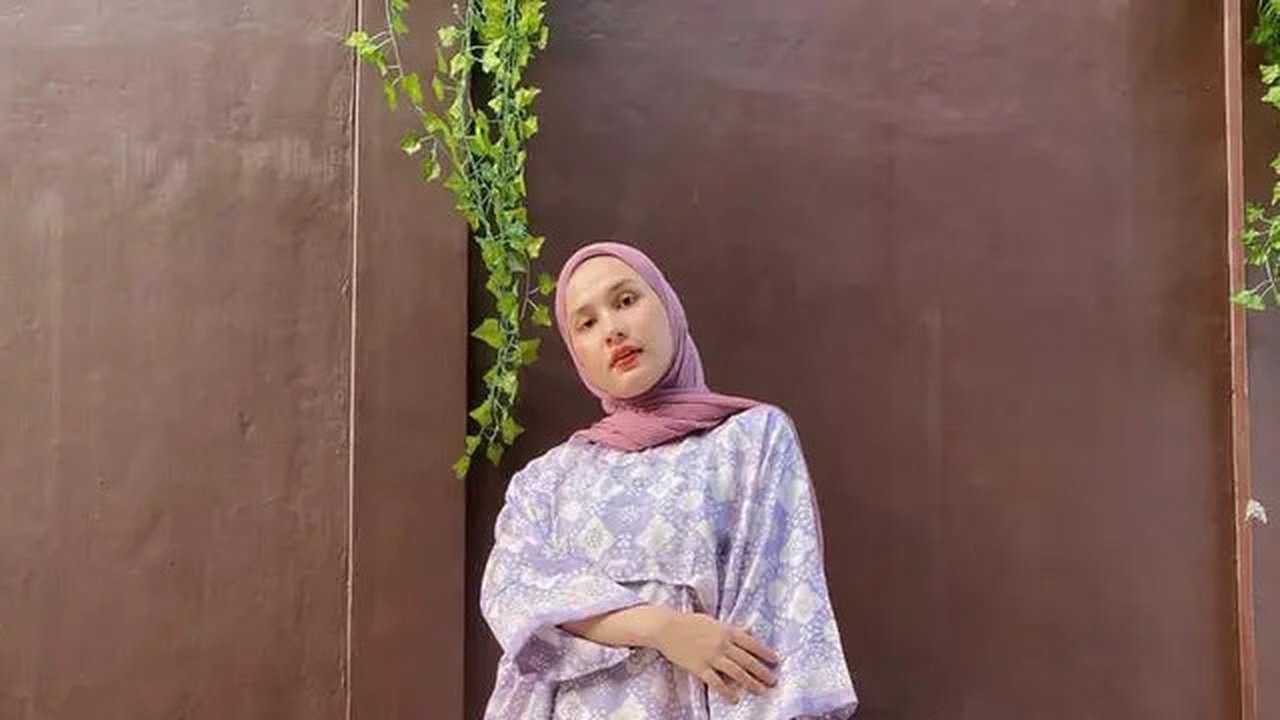 Inspirasi Batik Tunik Modis untuk ke Kantor dan Kondangan, Tampil Anggun yang Bikin Penampilan Makin Stunning Foto: Zalora