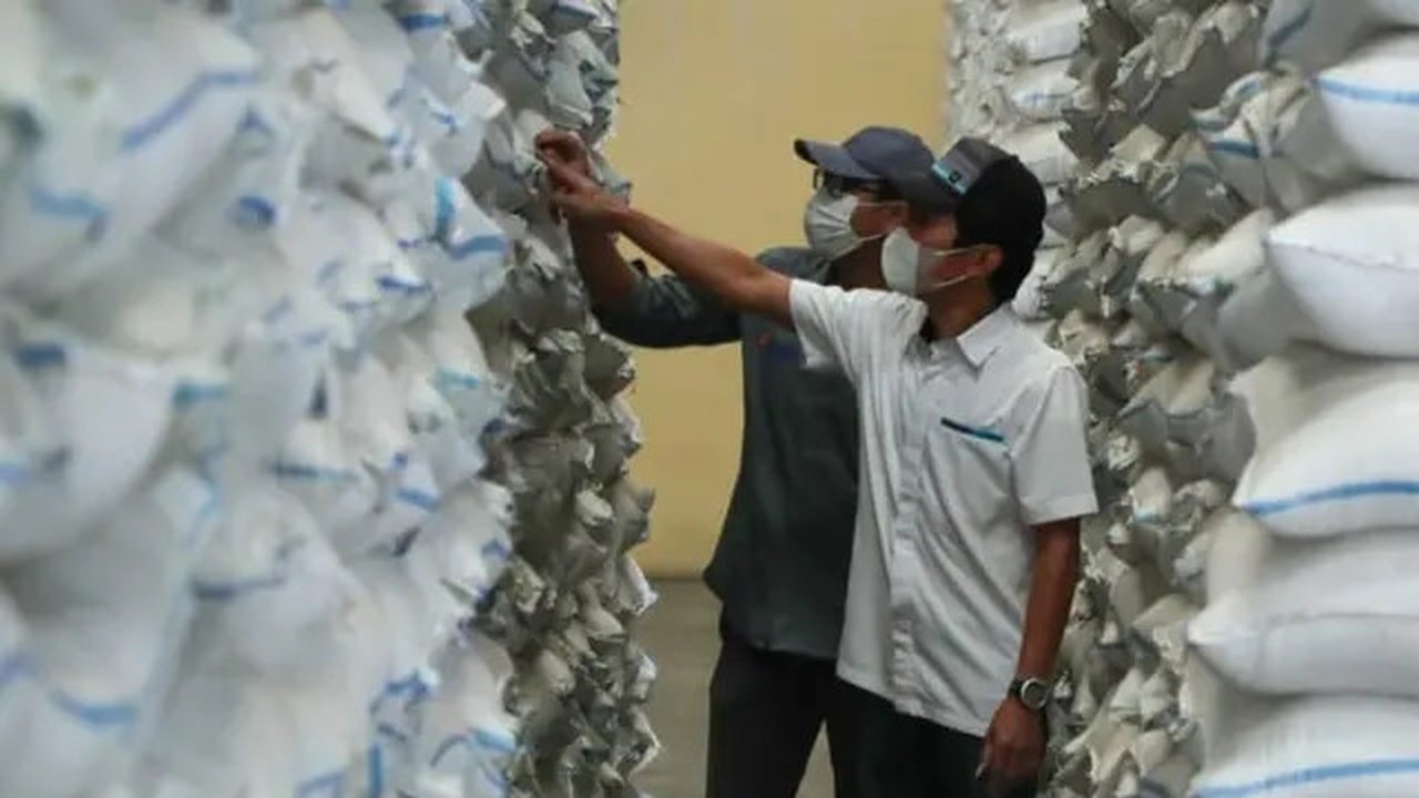 Salah satu petugas, mengecek di Gudang Bulog , (Foto : Istimewa)