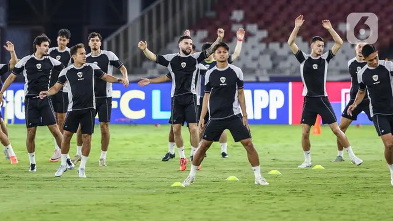 Pemain timnas Indonesia melakukan pemanasan jelang latihan resmi laga lanjutan babak ketiga kualifikasi Piala Dunia 2026 zona Asia grup C di Stadion Utama Gelora Bung Karno, Senayan, Jakarta,