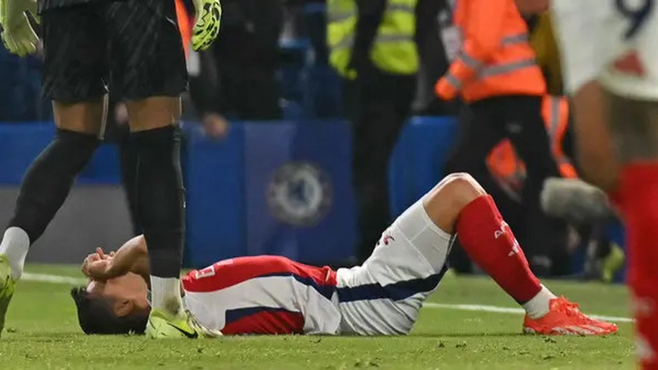 Gelandang Arsenal asal Belgia Leandro Trossard bereaksi setelah kehilangan peluang di akhir pertandingan sepak bola Liga Primer Inggris antara Chelsea dan Arsenal di Stamford Bridge, Londo