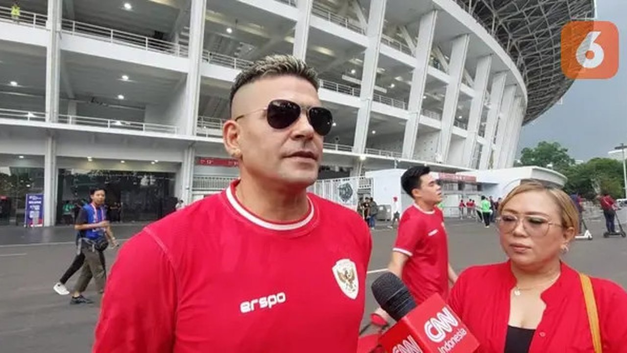 Mantan striker Timnas Indonesia, Cristian Gonzales hadir langsung di SUGBK, Jakarta, untuk menyaksikan langsung laga Skuad Garuda kontra Timnas Arab Saudi dalam lanjutan putaran ketiga Kualif