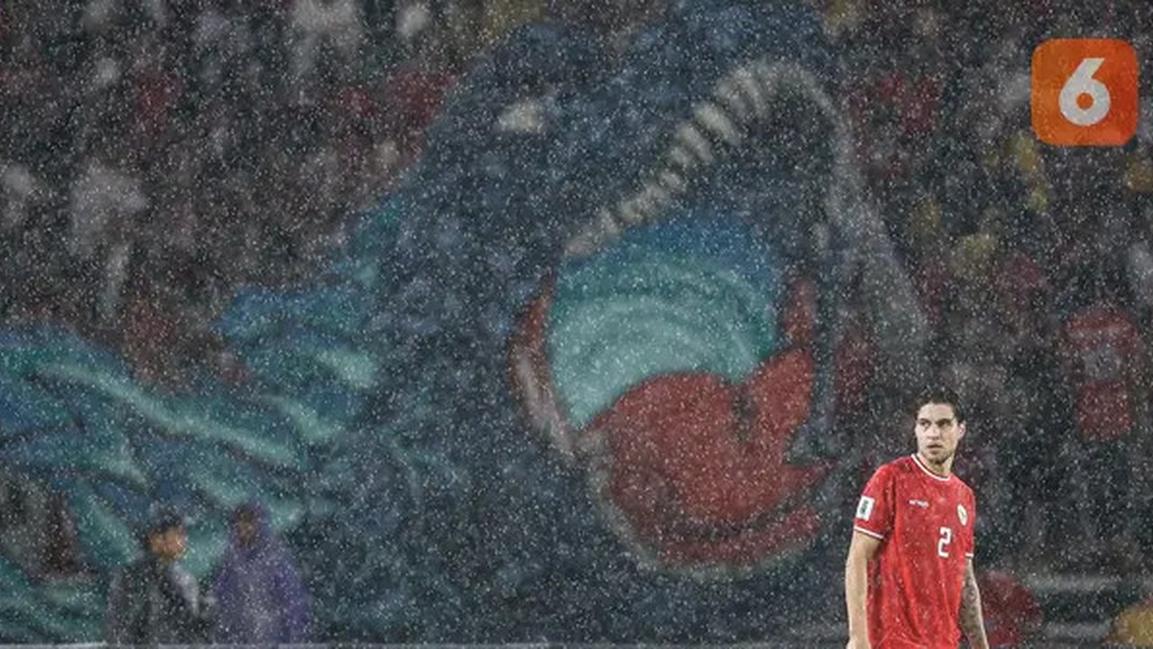 Pemain Timnas Indonesia, Kevin Diks saat melakukan debut bersama timnya ketika laga lanjutan putaran ketiga Grup C Kualifikasi Piala Dunia 2026 melawan Jepang di Stadion Utama Gelora Bung Kar