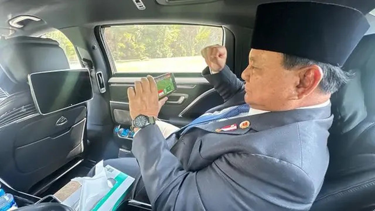 Presiden RI Prabowo Subianto menyempatkan diri menonton pertandingan Kualifikasi Piala Dunia 2026 Zona Asia antara Timnas Indonesia Vs Arab Saudi di tengah agenda kunjungan kenegaraan di Bras