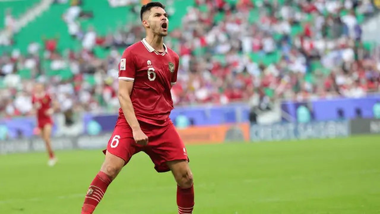 Ekspresi kebanggaan Sandy Walsh usai mencetak gol pertamanya untuk Timnas indonesia. Gol itu dicetak ke gawang Timnas Jepang dalam laga Grup D Piala Asia 2023, Rabu (24/1/2024). (Bola.com/Giu