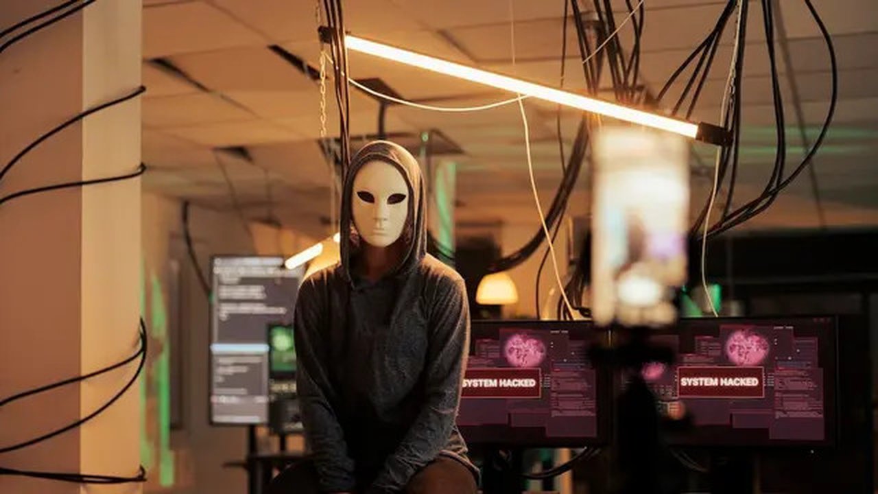 Ilustrasi Orang Memakai Topeng Misterius Berbaur / Freepik by DC Studio