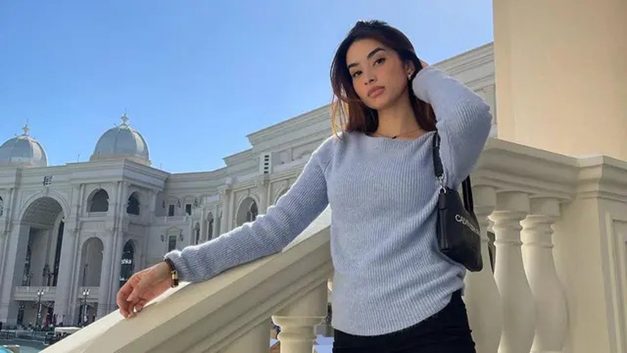 Kekasih Marselino Ferdinan, Nadia Raysa tampil elegan saat berpose di Place Vendme. Ia mengenakan knit sweater warna sky blue yang dipadukan pencil skirt warna hitam. [@nadiaraysa]